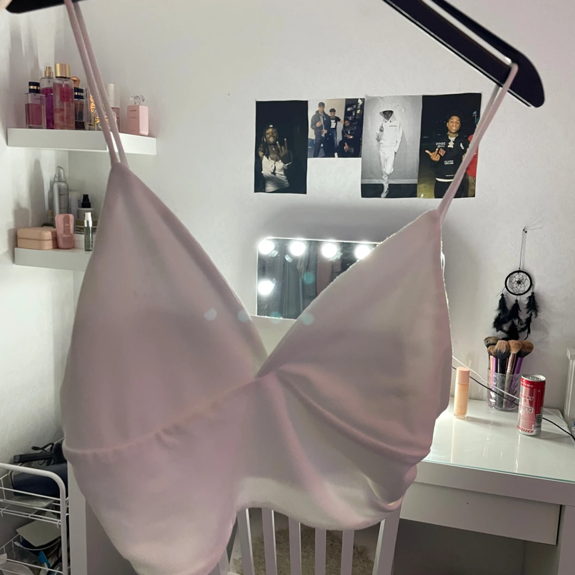 Vit omlott linnetopp med smala axelband