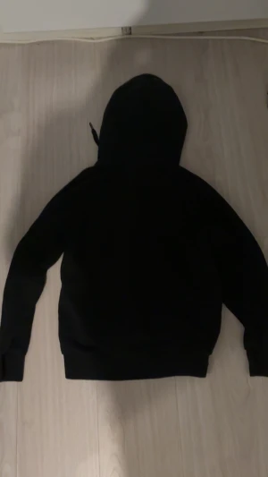Svart hoodie från Peak Performance - Skönt hoodie från peak performance. Har använt 2-3 gånger bara är som ny. Skriv om intresse
