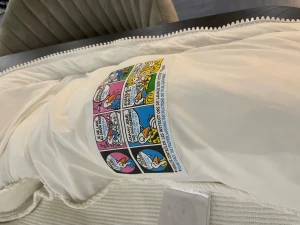 Moncler cardigan alla storlekar finns  - Snygg vit dunväst från Moncler med huva och dragkedja framtill. Västen har ribbade sidor i stickad bomull, quiltade partier och klassisk Moncler-logga på bröstet. Perfekt för lager-på-lager och streetstyle.