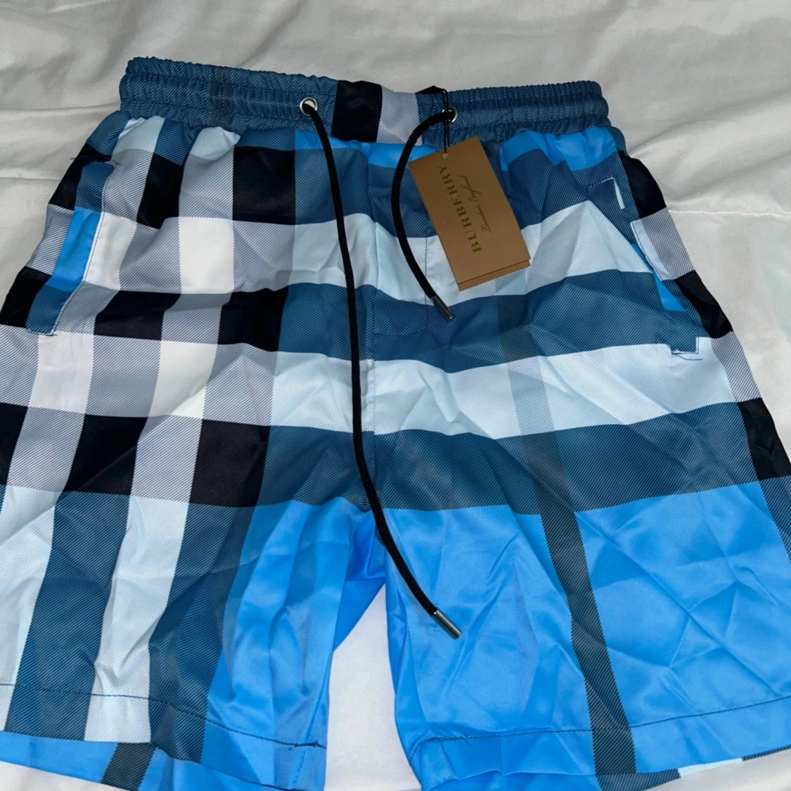 Blårutiga badshorts från Burberry