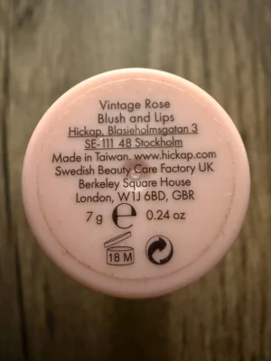 Hickap Vintage Rose Blush & Lips stick - Krämig stick i färgen Vintage Rose från Hickap, både Blush & Lips. Färgen ger ett fräscht glow. Kolla gärna in mina andra annonser, har fler stick från Hickap och samfraktar