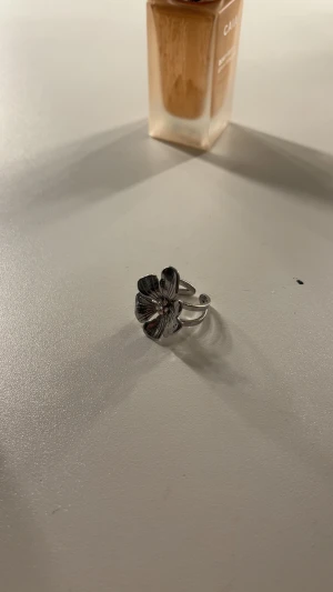 Blommig silver ring - Snygg ring i silver från måddish säljer pga använder guld. Pris kan diskuteras💕