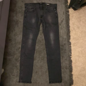 Replay Anbass Jeans  - Säljer ett par svarta Replay jeans i färgen svart. Väldigt stilig, snygg och i väldigt bra skick! Pris kan självklart diskuteras.