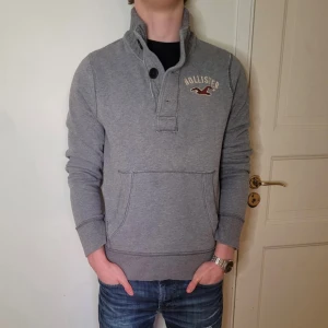 Hollister Tröja Vintage - Grå Hollister Tröja Vintage - Pris: 999 kr - Fräsch och väl omtaget plagg - Stolek: L men sitter om M. - Svårt att få tag på dessa då dem är sällsynta och eftertraktade. - Först till Kvarn!