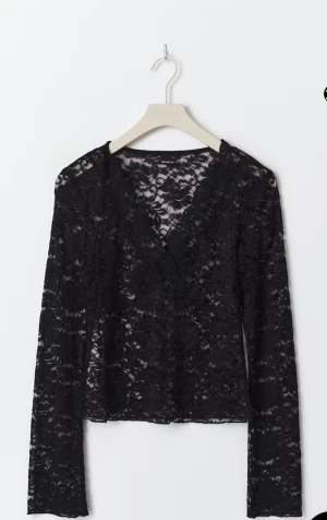 Svart spetsblus med v-ringning - Säljer denna från Gina, säljer då den va för stor i storleken. Aldrig använt. Pris kan diskuteras!