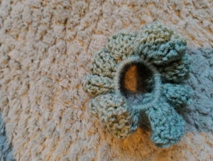 Handgjord virkad scrunchie  - Superfin handgjord virkad scrunchie i grönt med volangkant. Perfekt för att ge din frisyr en söt och färgglad touch. Mjuk och stretchig, passar både till uppsatt hår och som accessoar runt handleden.