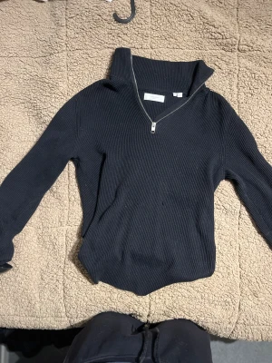 Svart ribbad tröja Jack & Jones - Rensar ut min garderob, alltså vissa kläder som är väll använda vissa är knappt använda, storlek ser ni. Väldigt bra pris på allt så köp boundell om ni vill!! Hör av vid frågor 