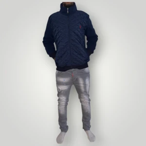 Polo Ralph lauren tröja strl S Blå - Helt ny. Fin replika med grym kvalitet. Modellen är 175cm lång och bär storlek S på bilderna. Pris: 1199kr. Först till kvarn som gäller. Skickas direkt inom  24h