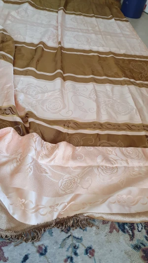 Gardin - Säljer en stor vanlig gardin i beige och brunt med vackert blommönster. Gardinens kanter har en fin fransdetalj som ger en extra touch av stil. Längd: 248 cm och Bredd: 141cm. (Det är en gardin men vet inte vilken slags men den är inte så tunn)