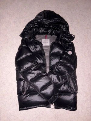 Moncler Maya Down Jacket - Har använts några gånger men är i jättebra form.