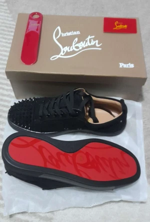 Christian Louboutin svarta med röd under - Helt nya Christan loubitans skor storlek 44 oanvända. Kommer med box och allt snabb affär endast