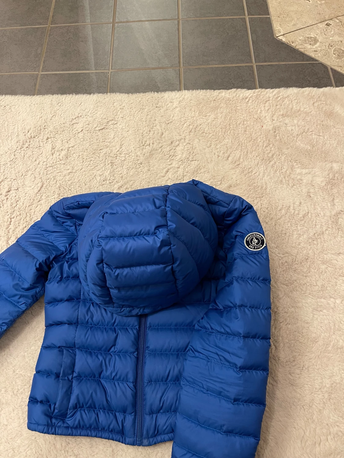 Blå pufferjacka med huva från Abercrombie & Fitch - 3