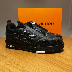 Louis Vuitton Skates 18 54 - Louis Vuitton Skates, Svart med lite vitt. Helt oanvända! Storlek 43, man. Får med kartong, Lv påse, kuvert och lite extra som finns med på bilderna. Meddela gärna vid intresse!