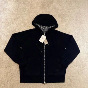 MÖRKBLÅ DlOR kofta  - Mörkblå/svart DlOR kofta med mönstrad insida tröjan är varm och skön väldigt skönt material. St s passar någon som är ungefär 170-175🔥