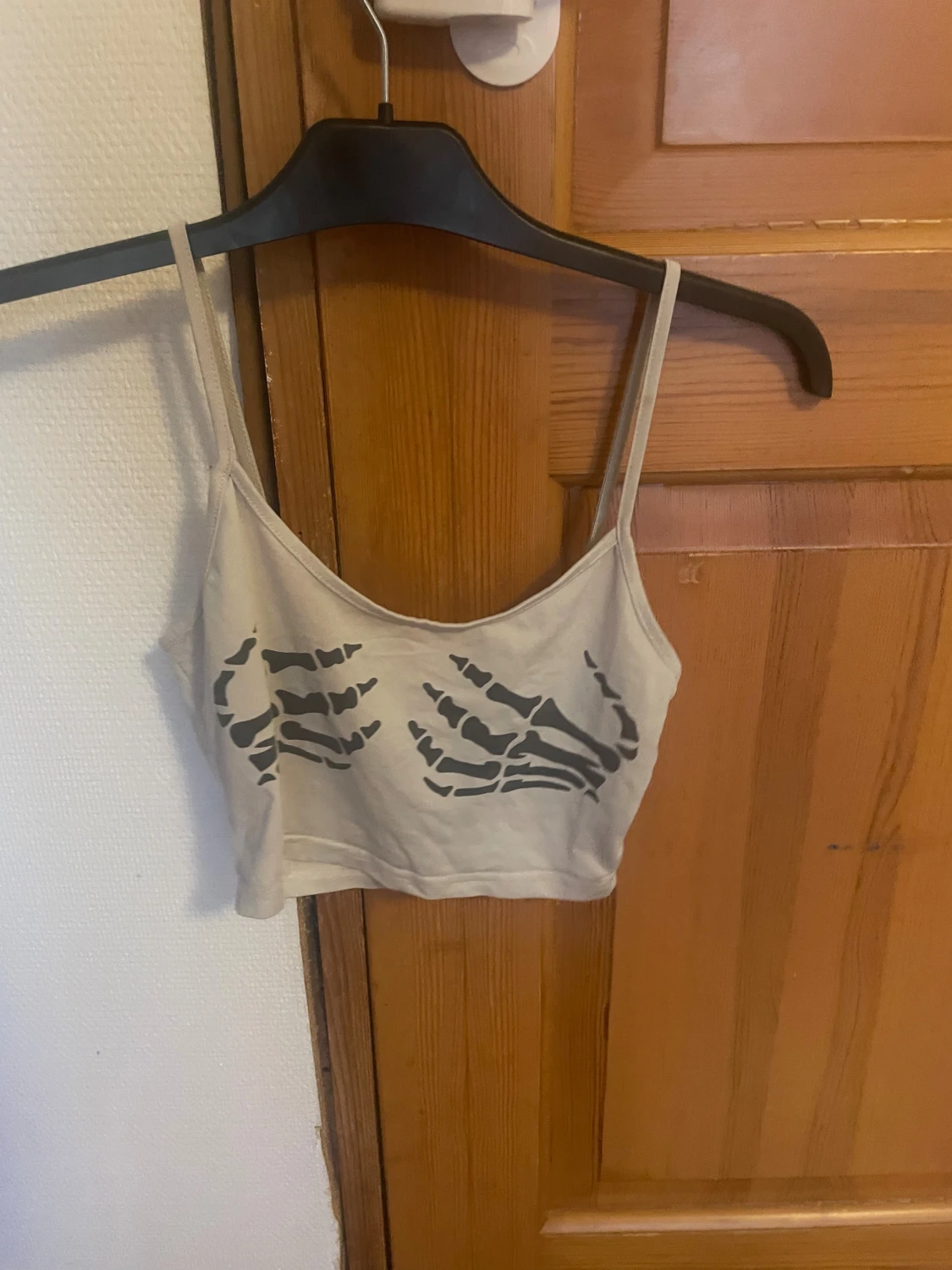 Beige croppad linne med skelettprint