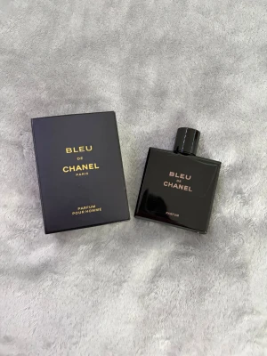 Bleu De Chanel Parfum  - Bleu De Chanel Parfum. 🍾(100ml ) Ny, använd några gånger. (se i bilden att flaskan är full). Väldigt Manlig och rik lukt, passar till alla årstider 💸🤩. Kontakta för frågor.🙌📲