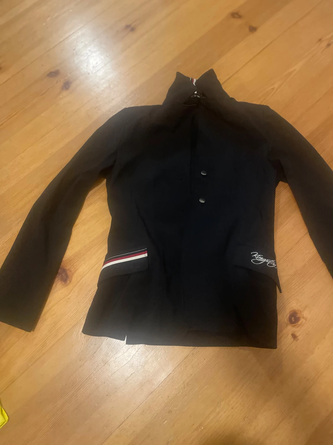 Svart ridkavaj Kingston 160