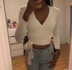 vit omlottop🤍 - säljer en vit omlottop som sitter lite som en crop top me skön material, perfekt till kylan!!❣️❣️storlek XS