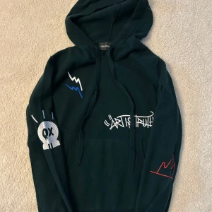 Kashmir hoodie från Zadig & Voltaire - Kashmir hoodie från Zadig & Voltaire i 100% kashmir. Mjuk och lyxig känsla med huva och dragsko. Nypris runt 5000 kr