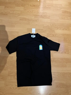 Casa Blanca t shirt  - En svart cass Blanca T-shirt med fina detaljer på fram och baksida aldrig använd lapparna finns kvar pris kan sänkas vid snabb affär
