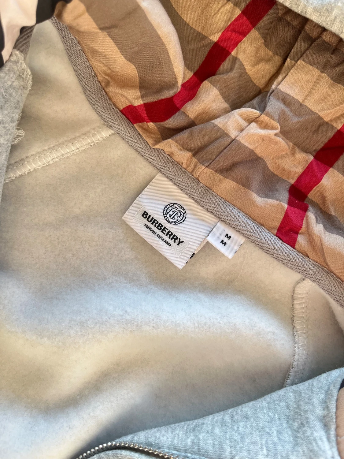 Grå hoodie från Burberry med rutig huva - 2