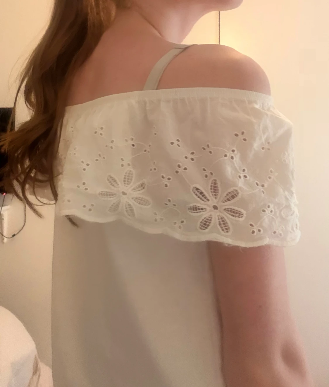 Vit offshoulder blus med broderi