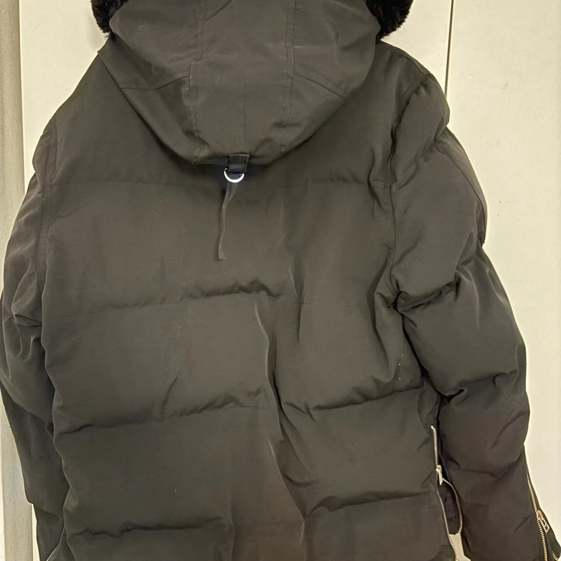 Svart pufferjacka från Moose Knuckles - 2