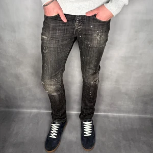 Slimfit/Glenn | Jack & Jones  - - Jack & Jones Slimfit/Glenn — Storlek 28/32 — 9/10 - Bra skick utan skavanker — Inkluderat - Jeans — Retail 1000kr — Modellen är 180cm, 65kg