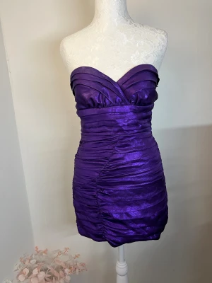 Klänning - Sjukt snygg axelbandslös kort klänning med figurnära passform i storlek S från Zara. Passar även mig som vanligtvis har XS. Endast använd en gång och i utmärkt skick. 💜