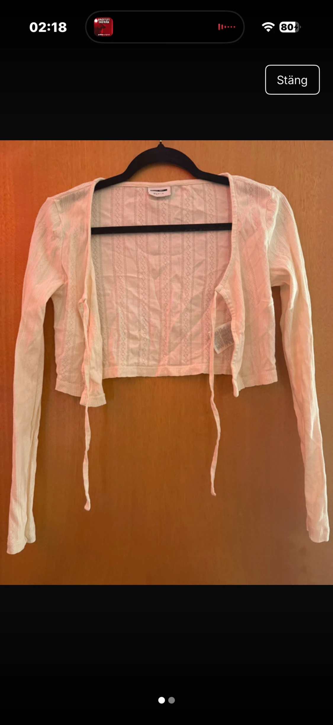 Vit bolerotopp från Noisy May