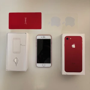 iPhone 7 - 128GB Röd - iPhone 7 med 128 GB lagringsutrymme i färgen röd.   levereras med originalförpackning och tillbehör inklusive laddare och SIM-kortverktyg. Den är återställd och klar för ny ägare.   Den har repor på framsidan av skärmen.  Batterihälsa 78%