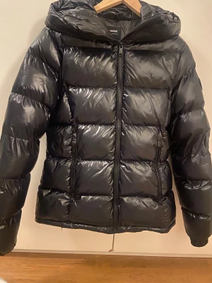 Trendig Stockholm stil vinterjacka  - Trendig Stockholm stil vinter jacka från Everest i storlek 36 perfect för kalla vinterdagar jag skulle säga att den är ganska så figurs sydd många fickor och luvan är rätt så stor så den skyddar mot snön man kan även dra upp dragkedjan hela vägen ifall det snöar riktigt mycke och är kallt säljer då jag har en annan vinter jacka köpt för 1300. Fråga för mer info tex fler bilder eller mått eller bara saker du undrar över ❤️