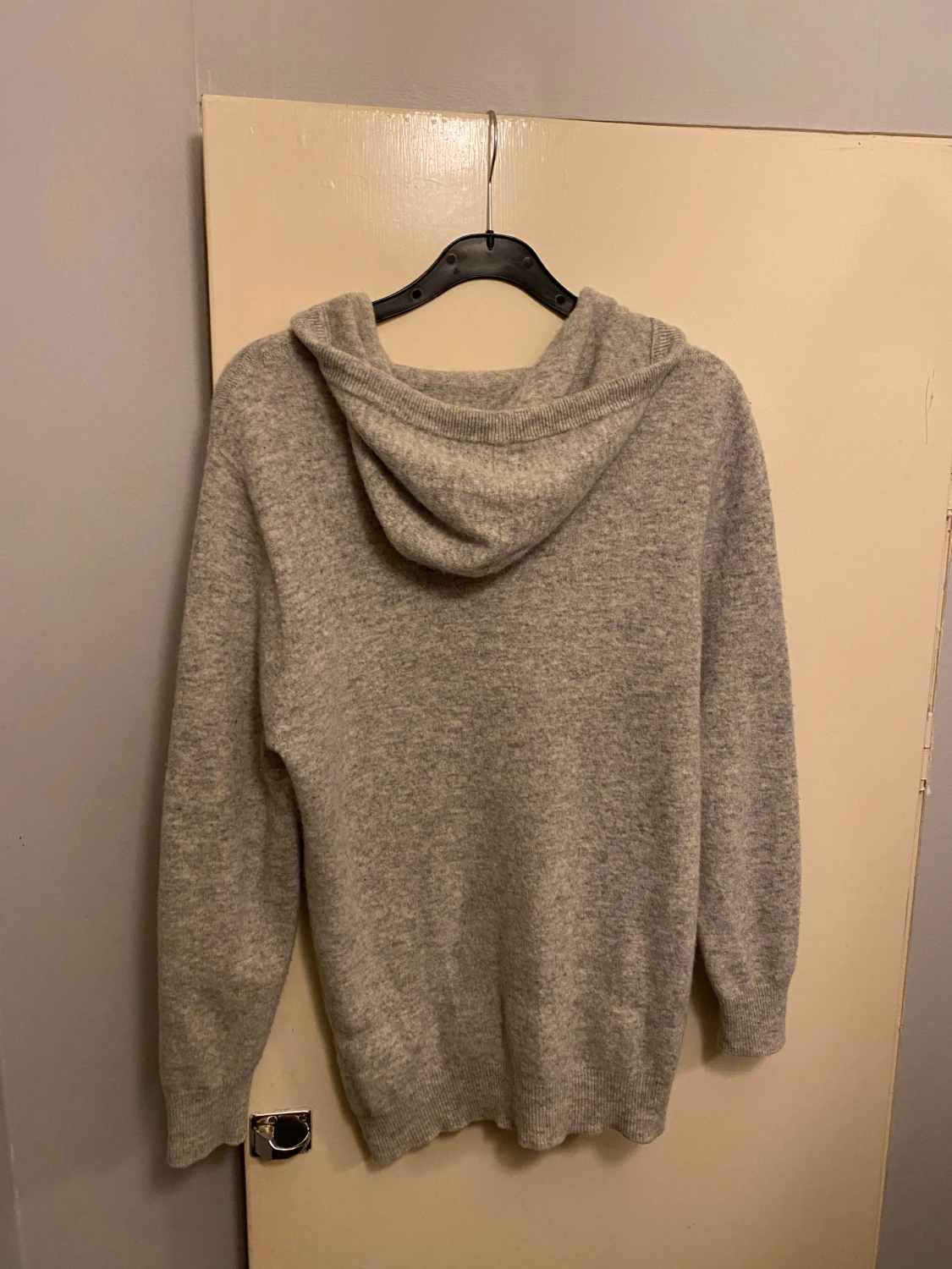 Grå Kashmir hoodie med huva - 1