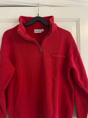 Röd tröja - Fin röd tröja med dragkedja och krage!  Kontakta mig gärna för fler bilder 🤗