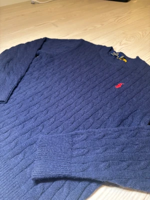 Ralph lauren tröja - En riktigt fin Ralph lauren tröja, perfekt till denna vinter | Nypris: 2199kr | Skick: 9,5/10 | Använd bara ett par gånger | Självklart äkta✅| Inga defekter | Storlek: S | Priset kan diskuteras! | Hör av er vid minsta fundering