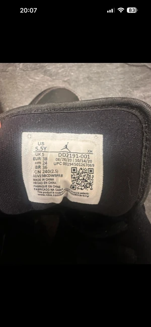 Svarta Nike Air Jordan 1 Low sneakers - Nike Air Jordan 1 Low sneakers i svart skinn med blank finish och klassisk vit sula. Snygg broderad Air Jordan-logga på hälen och ikonisk Jumpman på plösen. Rund tå, snörning och perforering framtill för extra stil. Perfekt för dig som gillar streetwear och sneakers. Kan sänkas till 350kr om man är snabb med sitt köp! 