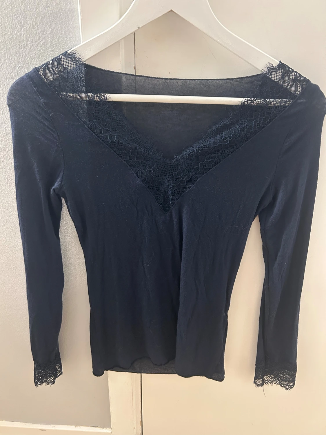 Mörkblå långärmad topp med spets