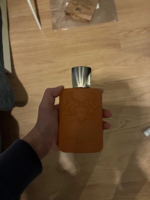 Parfums de Marly Althaïr 125ml - Althaïr från Parfums de Marly Paris, 125 ml 105ml kvar ish. Snygg och modern flaska som sticker ut i samlingen. Perfekt storlek för dig som vill ha en exklusiv parfym med lyxig känsla. Tillverkad i Frankrike. Pris diskuteras så att det passar mig och dig 