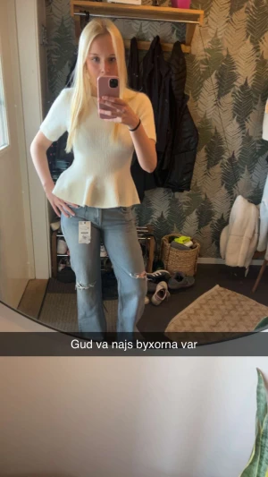 Ljusblå ripped jeans med straight fit - Säljer ett par ljusblå jeans med snygga slitningar vid knäna och rak passform. Jeansen har klassisk femficksdesign och är tillverkade i mjukt denimtyg. Perfekta för dig som gillar en avslappnad och trendig look.