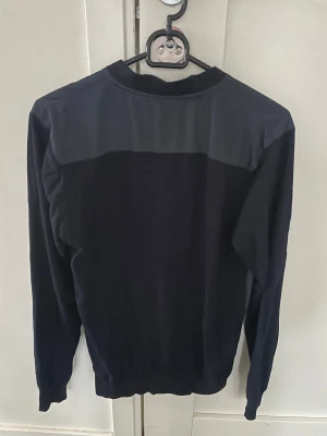 Blå cardigan från Zara - Blå cardigan från Zara i storlek M, modellen är ca 180cm. Hör av dig vid funderingar!