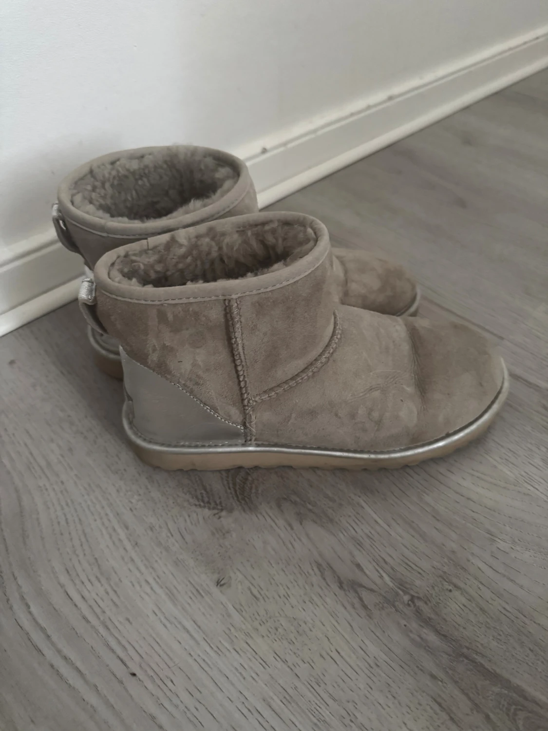 UGG boots med silverdetalj, storlek 39 - 2