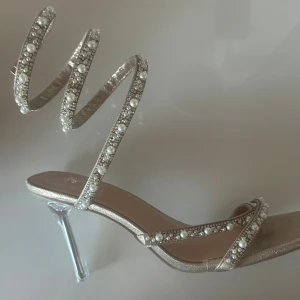 Spiral klackskor med pärlor  - Andvänd en gång, säljs för dom andvänds inte mer! Någon pärla saknas, men inget som syns 🥰39-39