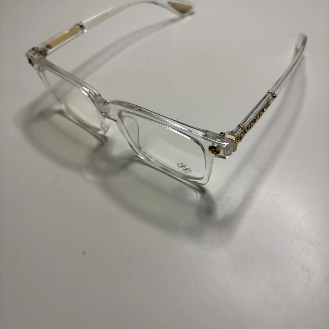 Transparenta glasögon med gulddetaljer - 4