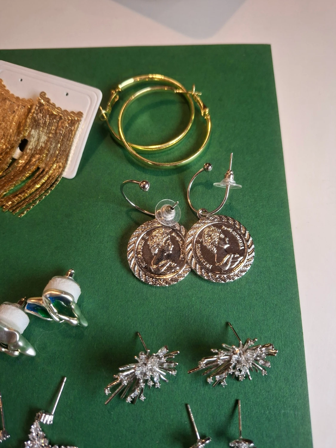 Mix av örhängen i guld och silver - 5