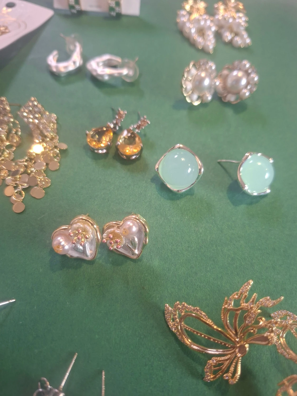 Mix av örhängen i guld och silver - 5