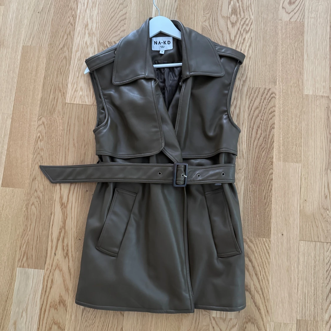 Mörkbrun skinnväst från NA-KD