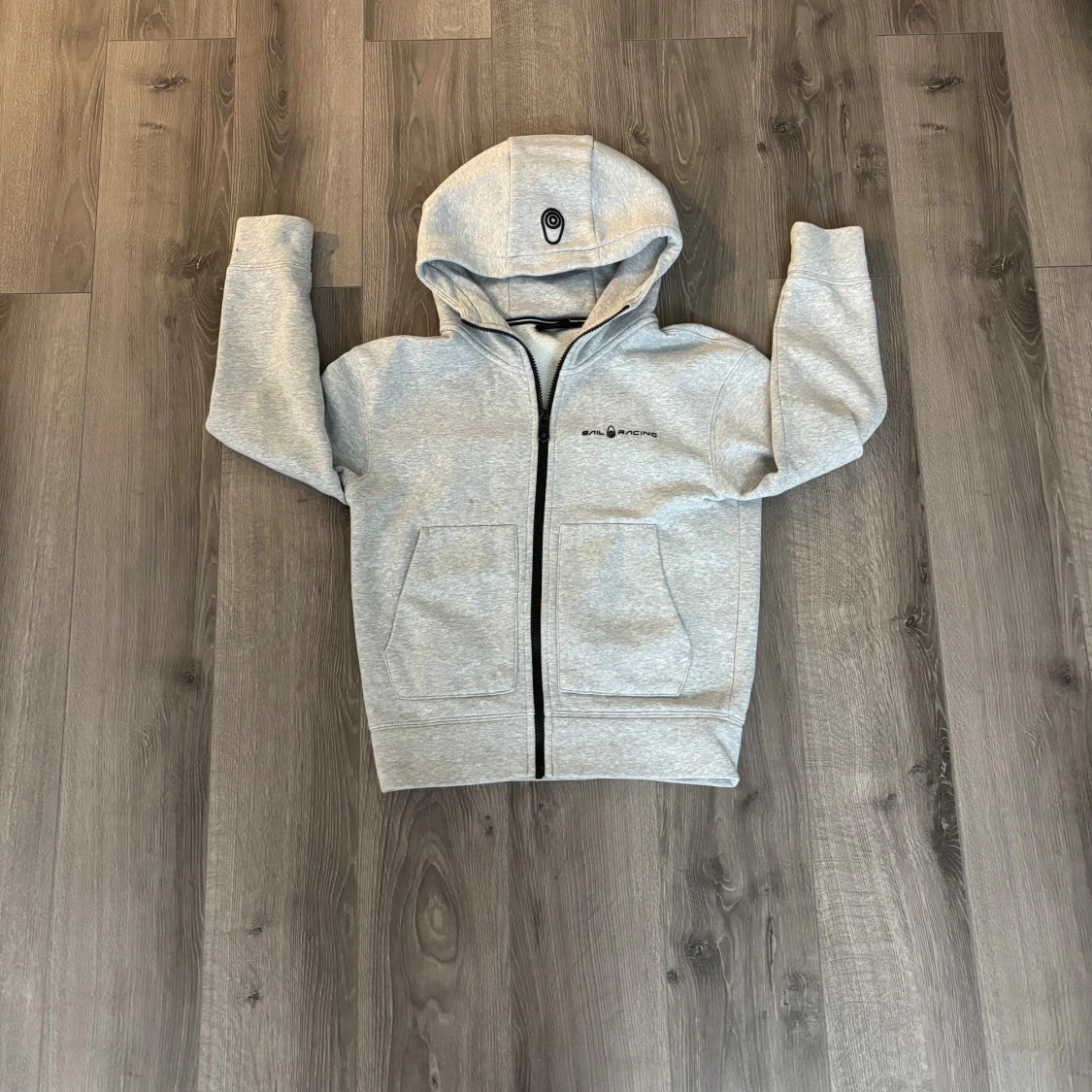 Grå hoodie från Sail Racing storlek 150 barn