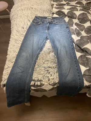 Raka Jeans  - Snygga raka jeans från Gina tricot  som är midwaist!! ❣️❣️skriv för fler bilder!!!