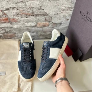 Valentino Flycrew Mörkblå - Mycket bra skick, inga nitar fattas och inget heelcrease. InnerSulan är lite kort men inget man tänker på. Nypris ca 10 000kr. Mycket ovanlig mörkblå färg! Storlek 43.  Vit vbox+kort+Dustbag medföljer. Skriv för mer information🤝