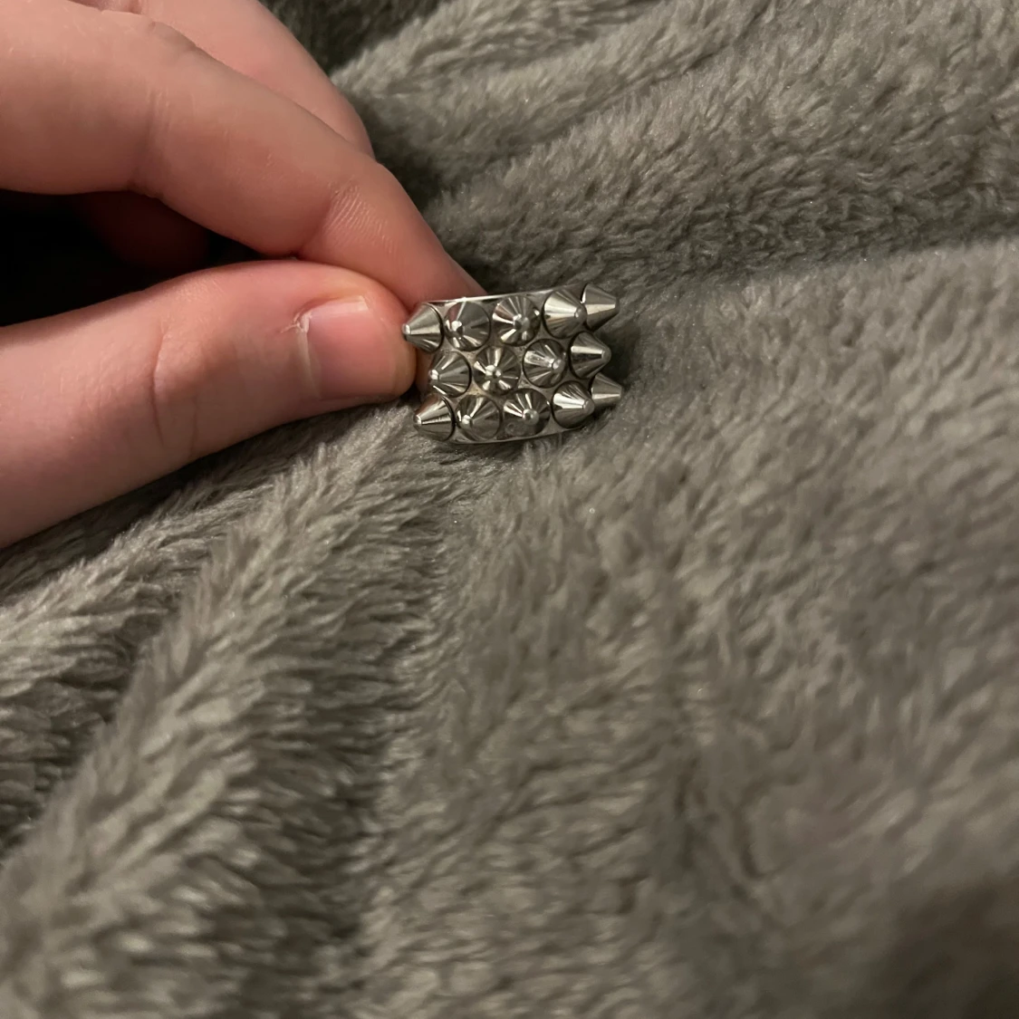 Silvrig ring med nitar